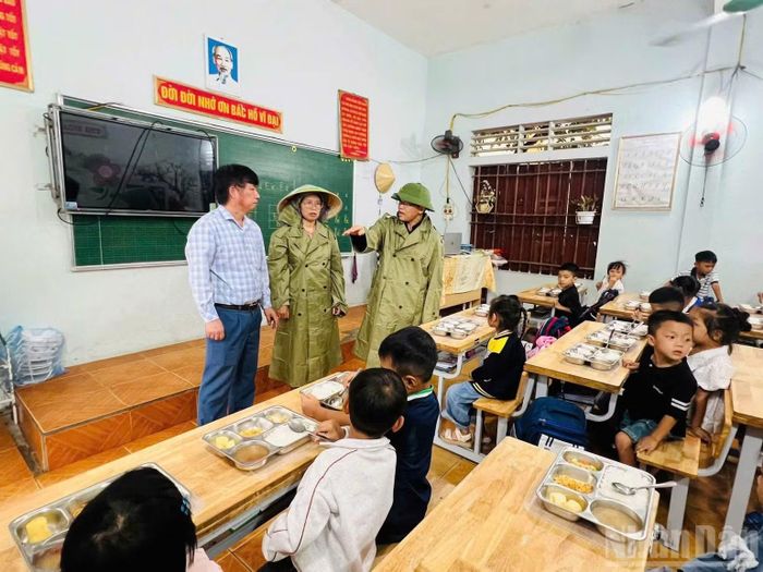 Lãnh đạo phường Tân Mai kiểm tra công tác ứng phó với mưa bão tại Trường tiểu học Quỳnh Lộc. ( Ảnh: Cơ sở cung cấp)