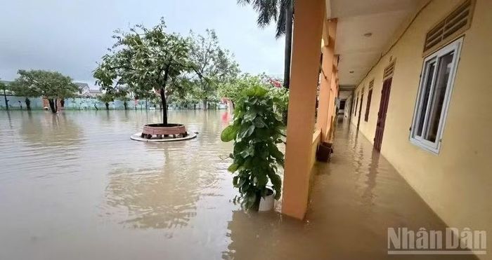 Phía trong phân hiệu Trường tiểu học Hoàng Mai 1, nước đã ngập đến các hành lang. (Ảnh: Cơ sở cung cấp)