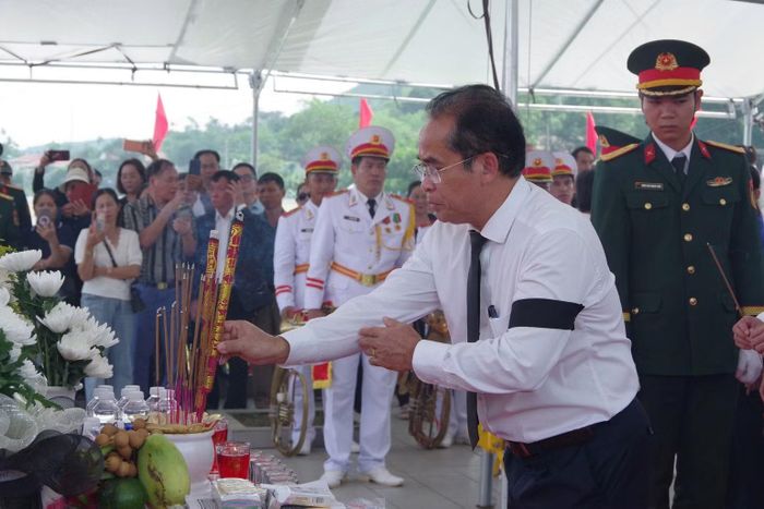 Các đại biểu thắp hương tại lễ truy điệu sáng 16/9. (Ảnh: QUANG CƯỜNG)