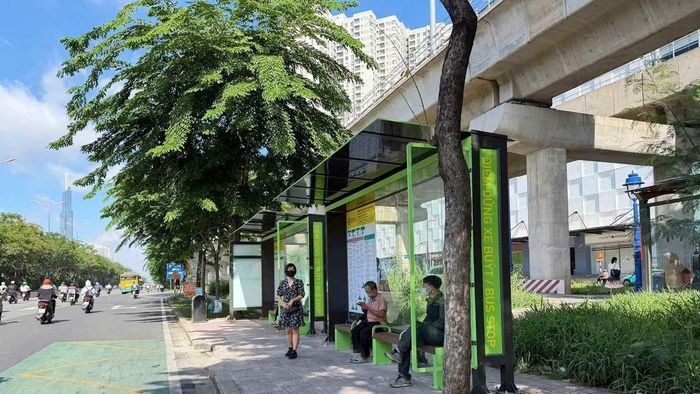 Hệ thống mái che bộ hành kết nối trực tiếp giữa trạm dừng xe buýt với nhà ga metro được lắp đặt tại ga An Phú. (Ảnh: QUÝ HIỀN)