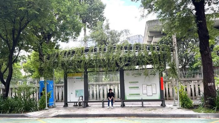 Mẫu nhà chờ xe buýt mới vừa được Trung tâm Quản lý Giao thông công cộng thành phố đưa vào khai thác với thiết kế hiện đại, văn minh, theo hướng dễ nhận diện. (Ảnh: QUÝ HIỀN)