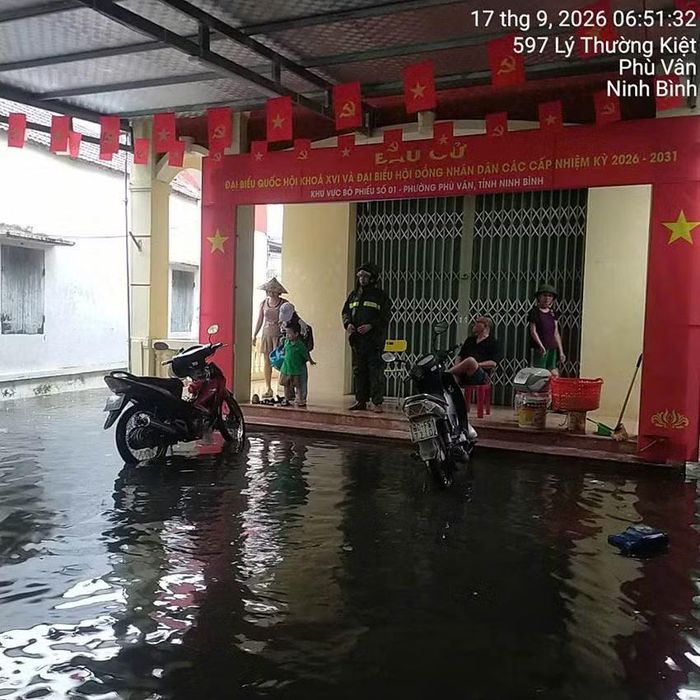 Các hộ dân sống tại ven sông Đáy, phường Phù Vân di chuyển đồ đạc đến nhà văn hóa để tránh ngập. (Ảnh: Đại Nghĩa)