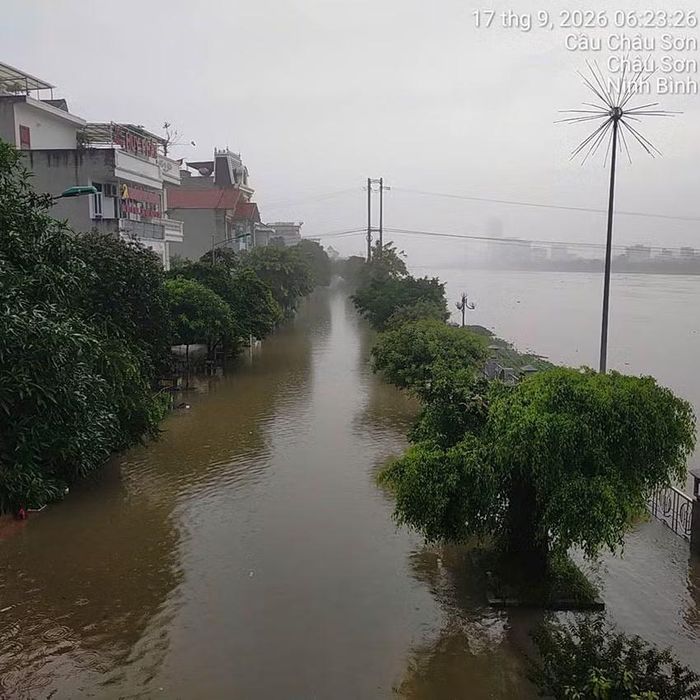 Mực nước trên sông Đáy dâng cao tiếp tục gây ngập lụt các vùng trũng ven sông. (Ảnh: Đại Nghĩa)