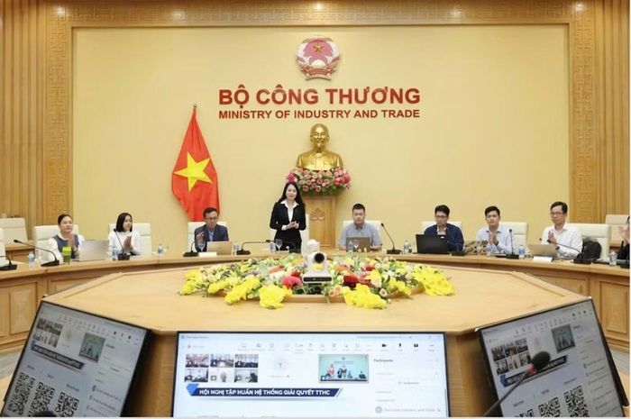 Bộ Công thương tập huấn trực tuyến hoặc làm việc thực tế giữa Bộ Công thương và đại diện Sở Công thương các tỉnh, thành phố nhằm đồng bộ hạ tầng và quy trình xử lý. (Ảnh: MAI HUYÊN-MINH KHUYÊN)
