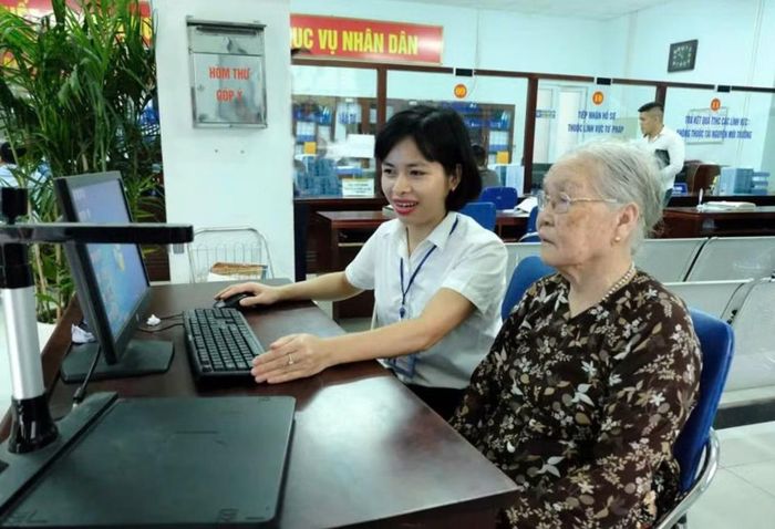 Việc rà soát và tích hợp 41 loại giấy tờ chuyên ngành ngành công thương lên ứng dụng VNeID giúp giảm bớt giấy tờ, mang lại sự tiện lợi thực chất cho cán bộ, người dân và doanh nghiệp. (Ảnh: MAI HUYÊN-MINH KHUYÊN)