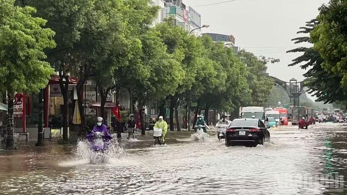 Một tuyến đường ngập nặng vào đầu giờ sáng 17/9. (Ảnh: THẾ ĐẠI)