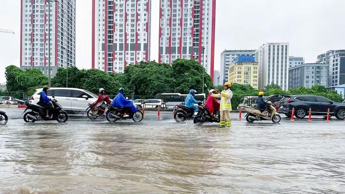Nhiều tuyến đường, khu vực trên địa bàn thành phố xuất hiện tình trạng ngập úng. (Ảnh: NGỌC TIẾN)