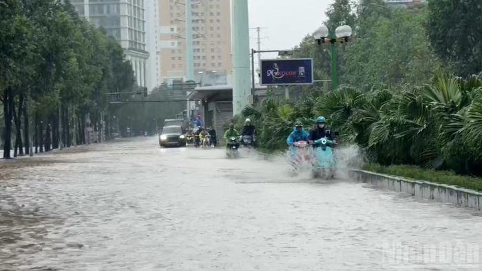 Đường Tố Hữu ngập kéo dài, các phương tiện di chuyển khó khăn.