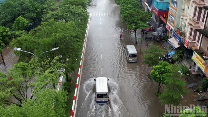Trưa 17/9, lượng mưa giảm so với đêm 16 rạng sáng 17/9, nhưng vẫn còn hàng chục điểm úng ngập toàn thành phố.