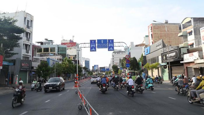 Áp dụng phương án tổ chức giao thông đảo chiều linh hoạt trên đường Cộng Hòa khu vực cửa ngõ sân bay Tân Sơn Nhất, Thành phố Hồ Chí Minh. (Ảnh: THẾ ANH)