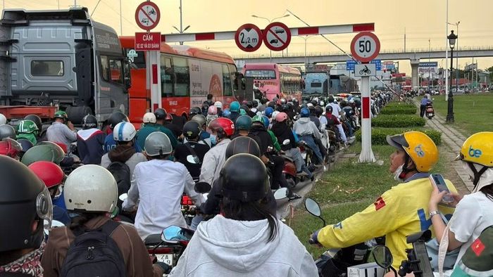 "Điểm đen" ùn tắc giao thông khu vực nút giao An Phú dẫn lên cao tốc Thành phố Hồ Chí Minh-Long Thành-Dầu Giây. (Ảnh: QUÝ HIỀN)