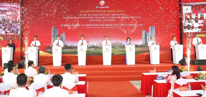 Lãnh đạo Thành phố Hồ Chí Minh và đại diện các đơn vị, doanh nghiệp nhấn nút khởi công Dự án chỉnh trang đô thị khu Mả Lạng và chợ Gà-Gạo. (Ảnh: CTV)