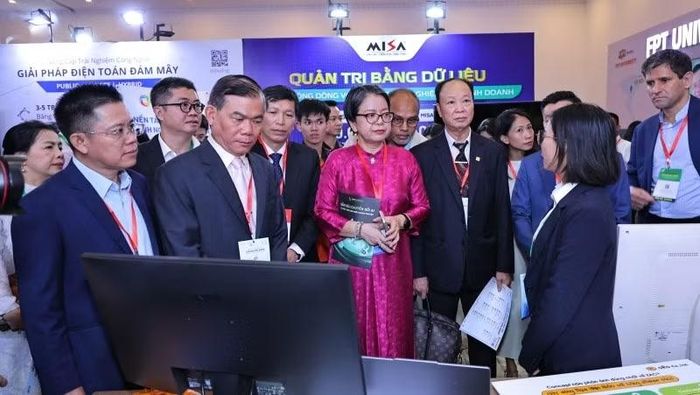 Đại biểu tham quan các gian hàng trưng bày tại Triển lãm và Hội nghị quốc tế Tech4Life 2026. (Ảnh: Cộng tác viên)