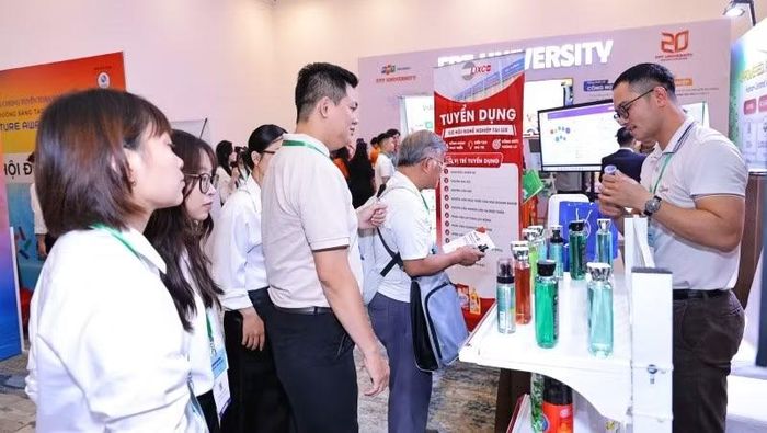 Khách tham quan các gian hàng trưng bày tại Triển lãm và Hội nghị quốc tế Tech4Life 2026. (Ảnh: Cộng tác viên)