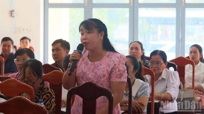 Bà Nguyễn Thị Thanh Hương đóng góp ý kiến. (Ảnh: VŨ TÂN)
