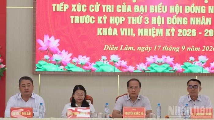 Các đồng chí chủ trì Hội nghị tiếp xúc cử tri tại xã Diên Lâm. (Ảnh: VŨ TÂN)