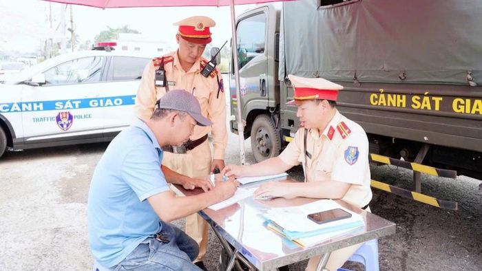 Lực lượng cảnh sát giao thông tuyên truyền, tổ chức cho các tài xế ký cam kết bảo đảm trật tự an toàn giao thông đường bộ.