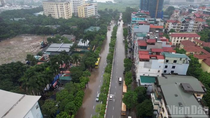 Chiều 17/9, trên tuyến đường Dương Đình Nghệ, nước vẫn chưa rút hết.