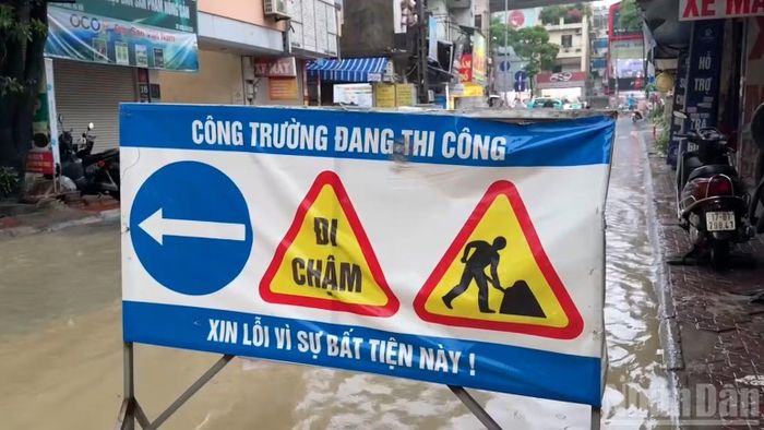 Mưa đã chuyển sang dạng rải rác nhưng vẫn còn nhiều điểm úng ngập trên địa bàn thành phố.