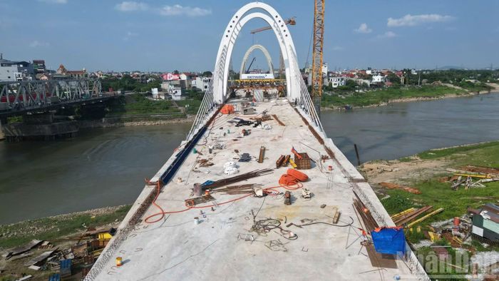 Cầu đường bộ mới có chiều dài khoảng 700m, được xây dựng cách cầu Đuống hiện hữu khoảng 100m về phía hạ lưu; cầu đường sắt mới dài khoảng 1.000m, nằm về phía thượng lưu và cách tim cầu cũ khoảng 16,5m.