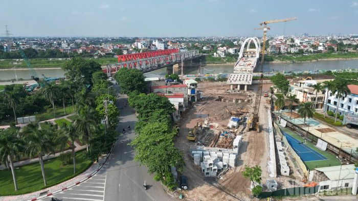 Dự án nâng cấp tuyến vận tải thủy sông Đuống được khởi công tháng 7/2023, gồm hai hợp phần là cầu đường sắt và cầu đường bộ. Tổng mức đầu tư dự án khoảng 1.848,6 tỷ đồng, sử dụng vốn ngân sách nhà nước.