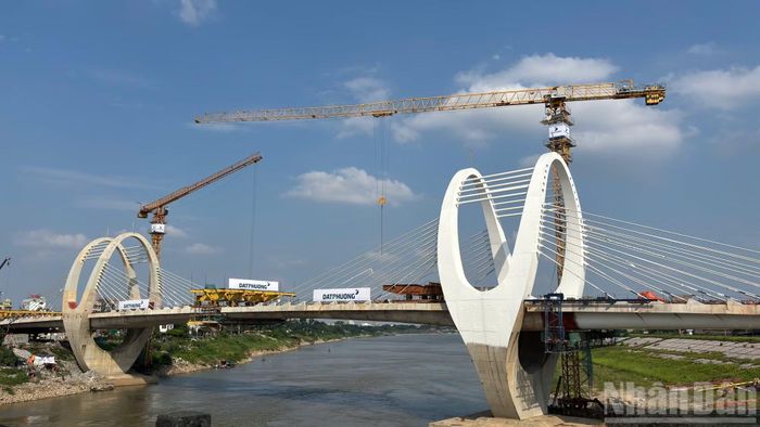 Diện mạo cầu Đuống mới nổi bật giữa khu vực dân cư hai bên sông, khi các hạng mục chính đang dần hoàn thiện.
