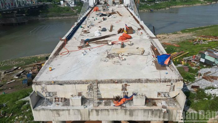 Những hạng mục chính của cầu đang được các nhà thầu khẩn trương hoàn thiện, trong đó tập trung vào phần mặt cầu, đường dẫn và các công trình phụ trợ.