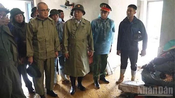Bí thư Tỉnh ủy Phú Thọ Phạm Đại Dương và Chủ tịch Ủy ban nhân dân tỉnh Phú Thọ Trần Duy Đông chỉ đạo công tác khắc phục hậu quả và chia buồn với gia đình nạn nhân.