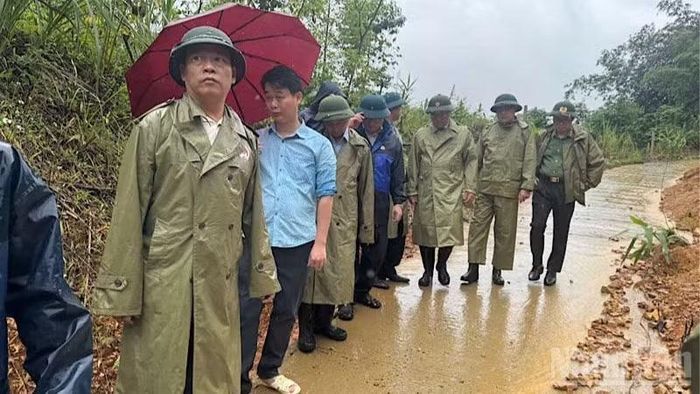Ông Nguyễn Thượng Hiền (đứng thứ nhất từ trái qua), Cục trưởng Quản lý đê điều và Phòng chống thiên tai-Bộ Nông nghiệp và Môi trường đã đến hiện trường chỉ đạo công tác khắc phục hậu quả.