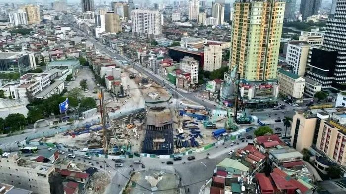 Hai cầu vượt tại nút giao Láng Hạ-Giảng Võ (trong ảnh) và nút giao Nguyễn Chí Thanh dự kiến hoàn thành trong năm 2026. (Ảnh: TTXVN)