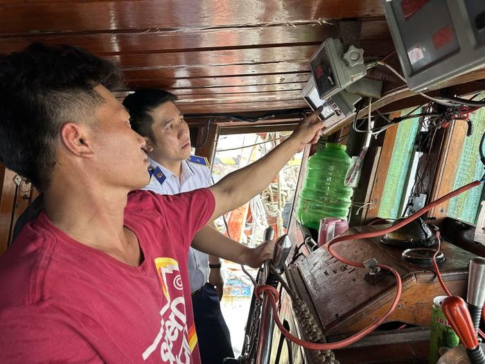 Cảnh sát biển kiểm tra định vị của một tàu cá. (Ảnh: Cảnh sát biển cung cấp).