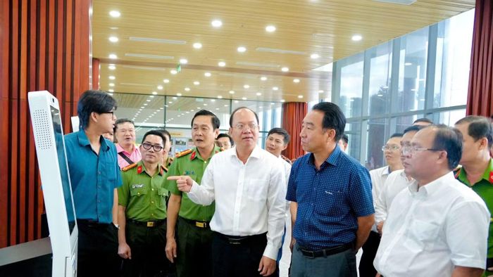 Lãnh đạo tỉnh Cà Mau thử nghiệm tính năng thông minh trên kiosk dịch vụ công thí điểm mô hình “Trạm công dân số”. (Ảnh: HỮU TÙNG)