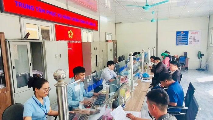 Người dân thực hiện thủ tục tại Trung tâm Phục vụ hành chính công xã Lũng Cú, tỉnh Tuyên Quang. (Ảnh: ĐỨC THẮNG)