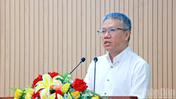 Phó Giáo sư, Tiến sĩ Trần Thanh Tùng, Phó Trưởng khoa Công trình, Trường đại học Thủy lợi phát biểu tham luận tại hội thảo. (Ảnh: HỮU TÙNG)