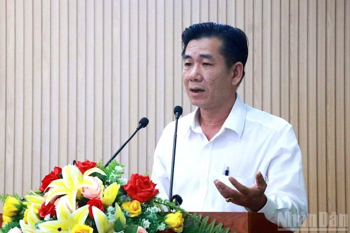 Thạc sĩ Nguyễn Tiến Sơn, Phó Chi cục trưởng Chi cục Địa chất và Khoáng sản miền nam, thuộc Cục Địa chất và Khoáng sản Việt Nam phát biểu tham luận tại hội thảo. (Ảnh: HỮU TÙNG)