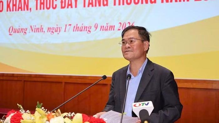 Chủ tịch Ủy ban nhân dân thành phố Quảng Ninh Bùi Văn Khắng phát biểu tại hội nghị. (Ảnh: QUANG THỌ)