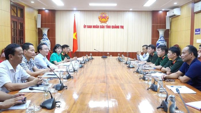 Buổi làm việc giữa Ủy ban nhân dân tỉnh Quảng Trị với Binh chủng Thông tin liên lạc về xây dựng Tượng đài A69 Lèn Hà (Ảnh: HG)