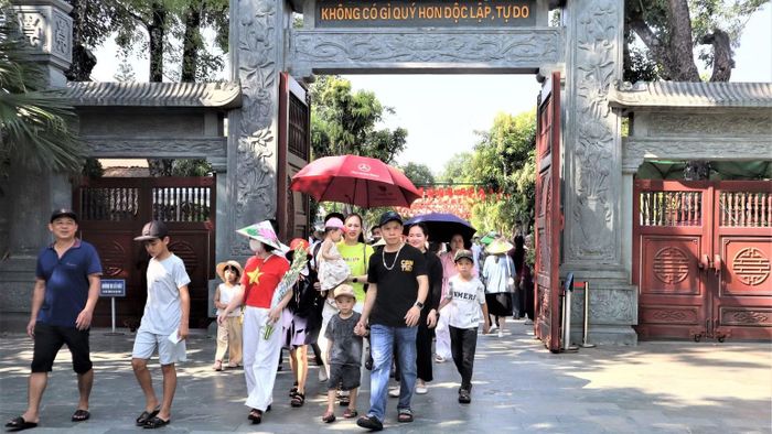 Dòng người về thăm quê hương Chủ tịch Hồ Chí Minh dịp Quốc khánh 2/9. (Ảnh: TH)