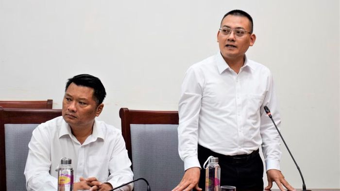 Đại diện lãnh đạo Công ty trách nhiệm hữu hạn một thành viên Tràng Thi-Nghệ An báo cáo tiến độ dự án. (Ảnh: PT)