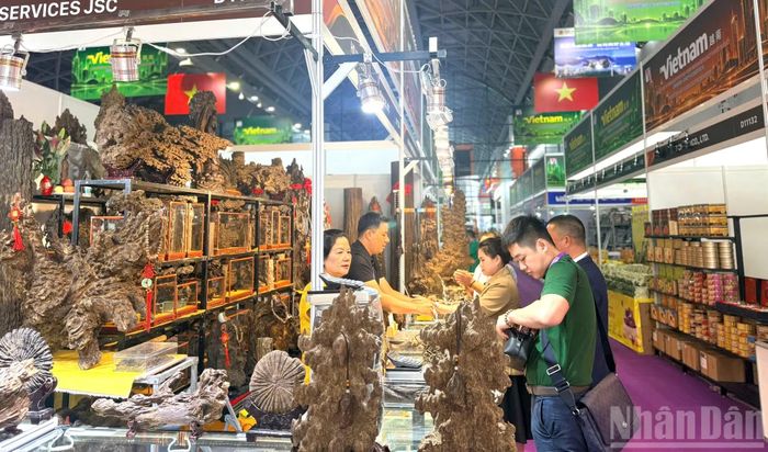 Ngay trong ngày đầu tiên, đã có nhiều khách hàng đến tìm mua trầm hương Việt Nam.
