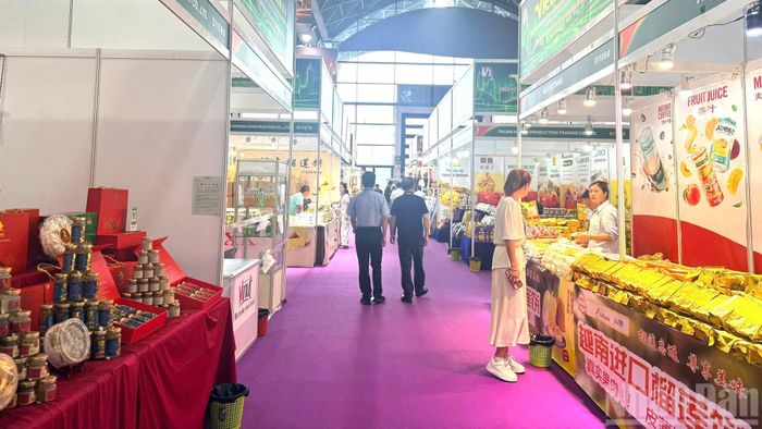 Nhiều sản phẩm thế mạnh của Việt Nam như nông sản, bánh kẹo được người tiêu dùng quan tâm.