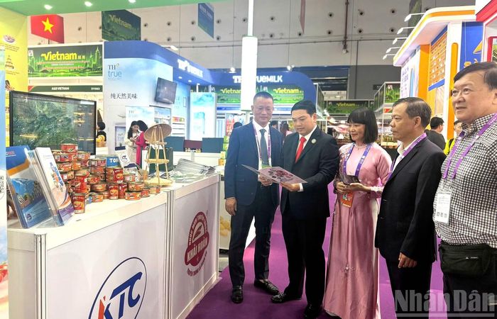 Trả lời phỏng vấn của phóng viên Báo Nhân Dân thường trú tại Trung Quốc, Phó Chủ tịch Ủy ban nhân dân tỉnh An Giang Lê Trung Hồ cho biết, địa phương này mang đến các sản phẩm có thế mạnh như thủy sản xanh, nông nghiệp tuần hoàn, các mặt hàng OCOP để giới thiệu, quảng bá, mở rộng thị trường; đồng thời, mời gọi các nhà đầu tư chiến lược đến An Giang phát triển, đóng góp vào phát triển kinh tế-xã hội và hiện thực hóa mục tiêu tăng trưởng 2 con số.