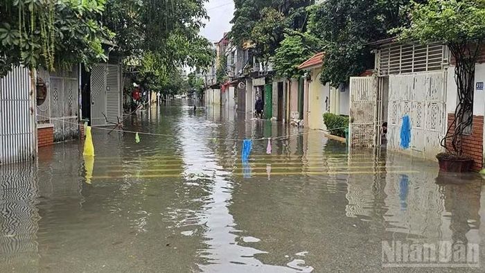 Chiều 17/9 một số khu dân cư ở tỉnh lỵ Thanh Hóa còn bị nước ngập. (Ảnh: MAI LUẬN)