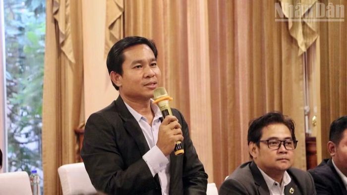 Đại diện Hiệp hội Doanh nhân trẻ Campuchia đặt câu hỏi tại phiên thảo luận. (Ảnh: HUY VŨ)