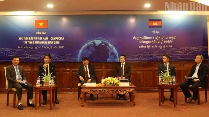 Các đại biểu giải đáp các câu hỏi về chính sách thu hút đầu tư tại Battambang cũng như các lĩnh vực tiềm năng của địa phương. (Ảnh: HUY VŨ)