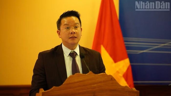 Tổng Lãnh sự Trần Tuấn Anh phát biểu khai mạc sự kiện. (Ảnh: ĐINH TRƯỜNG)