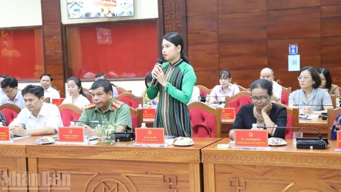 Bí thư Chi bộ buôn Akô Dhông H'Zu Ni Niê đóng góp ý kiến tại hội nghị. (Ảnh: CÔNG LÝ)