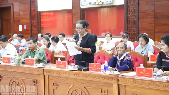 Bà H Yam Bkrông, Nghệ nhân, nhóm trưởng nhóm du lịch cộng đồng buôn Tơng Jú, phường Ea Kao trao đổi tại hội nghị. (Ảnh: CÔNG LÝ)