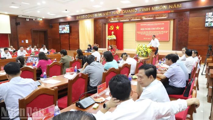 Phó Chủ tịch Ủy ban nhân dân tỉnh Đắk Lắk Y Nhuân Byăh mong muốn Hội đồng nhân dân tỉnh nghiên cứu tiếp tục ban hành nghị quyết mới nhằm thúc đẩy phát triển du lịch cộng đồng trên địa bàn tỉnh phát triển bền vững. (Ảnh: CÔNG LÝ)