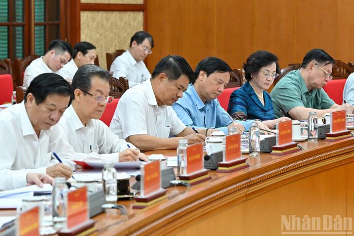 Các đại biểu tham dự cuộc họp.